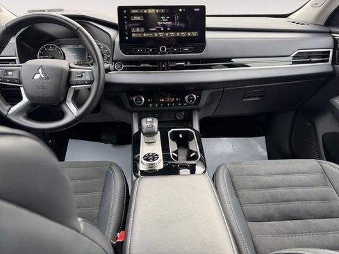 Used 2025 Mitsubishi Outlander SE image 21