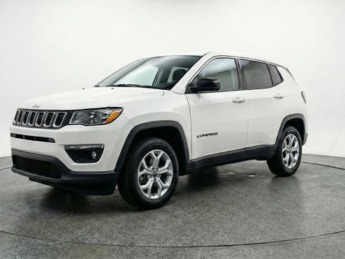 Used 2025 Jeep Compass Latitude AWD/4WD image 3