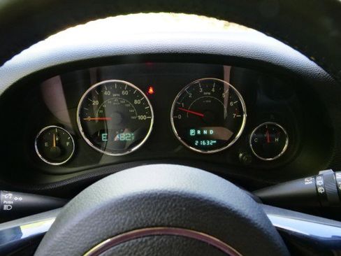 Used 2015 Jeep Wrangler Unlimited Sahara image 7