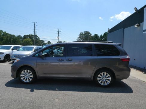Used 2017 Toyota Sienna LE AWD/4WD image 9