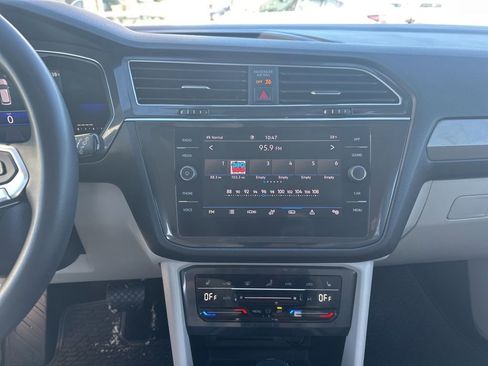 Used 2022 Volkswagen Tiguan SE w/ Panoramic Sunroof Package image 23