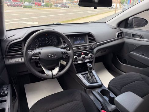 Used 2019 Hyundai Elantra SE w/ Cargo Package FWD image 12