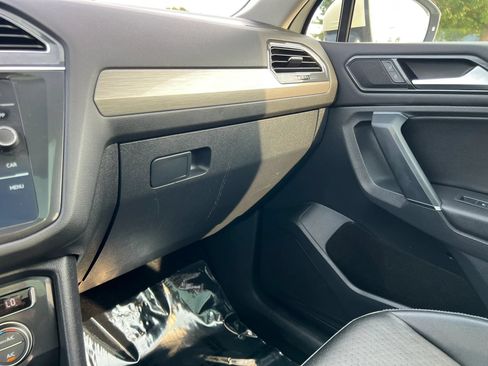 Used 2018 Volkswagen Tiguan SEL AWD/4WD image 30