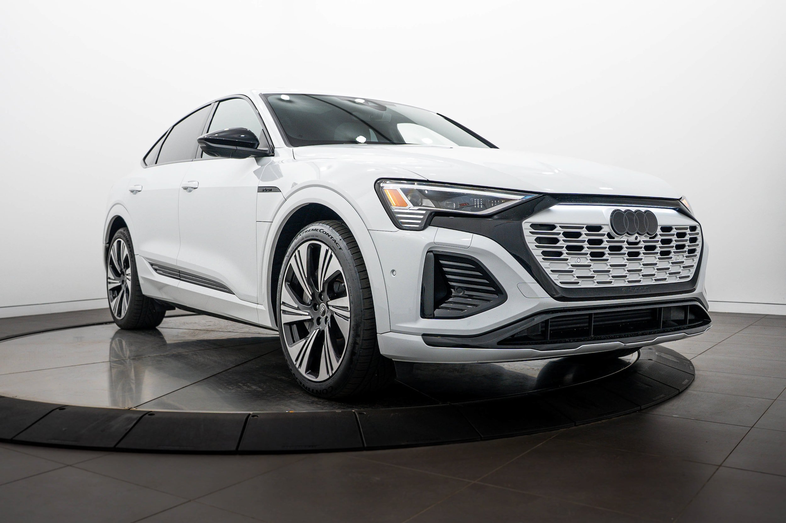 Used 2024 Audi Q8 e-tron Prestige w/ Prestige Package AWD/4WD image 1