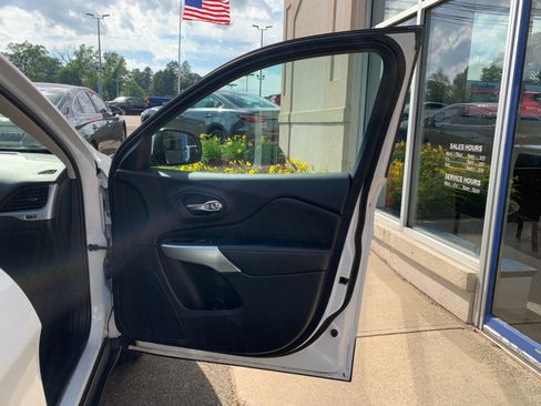 Used 2018 Jeep Cherokee Latitude Plus w/ Comfort/Convenience Group AWD/4WD image 38