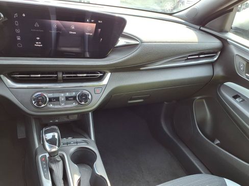 Used 2024 Buick Envista Preferred w/ Convenience I Package FWD image 4