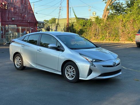 Used 2018 Toyota Prius Two w/ Prius Two Safety Plus Package FWD image 4