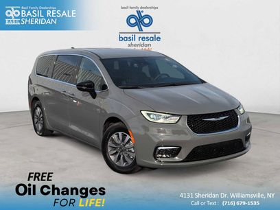 Used 2025 Chrysler Pacifica Select