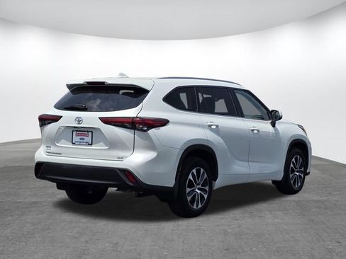 Used 2021 Toyota Highlander XLE FWD image 4