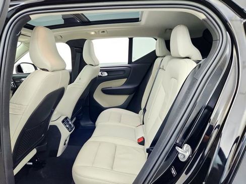 Certified 2023 Volvo XC40 B5 Ultimate w/ Climate Package image 25