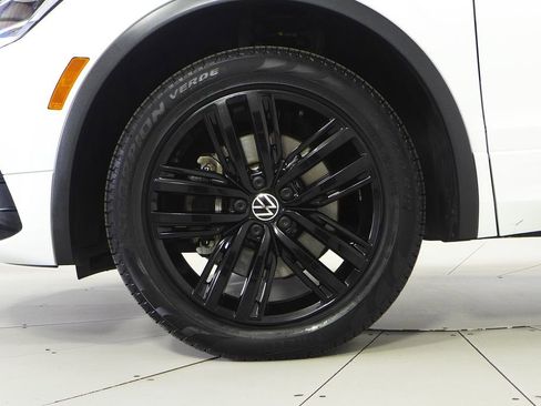 Used 2022 Volkswagen Tiguan SE R-Line FWD image 5