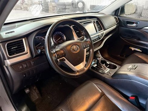 Used 2017 Toyota Highlander XLE image 8