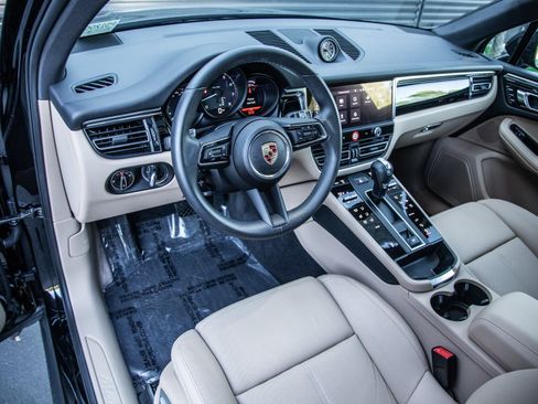 Certified 2025 Porsche Macan image 4