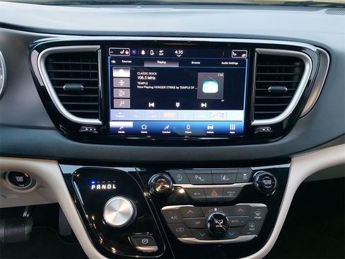 Used 2022 Chrysler Pacifica Touring-L image 16