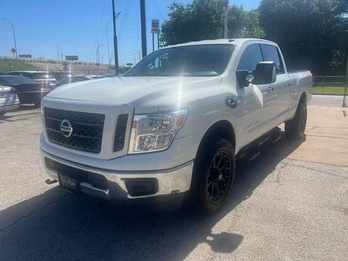 Used 2019 Nissan Titan SV AWD/4WD image 9