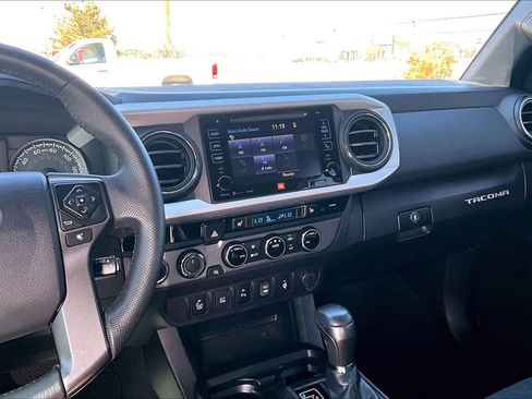 Used 2016 Toyota Tacoma TRD Off-Road image 7