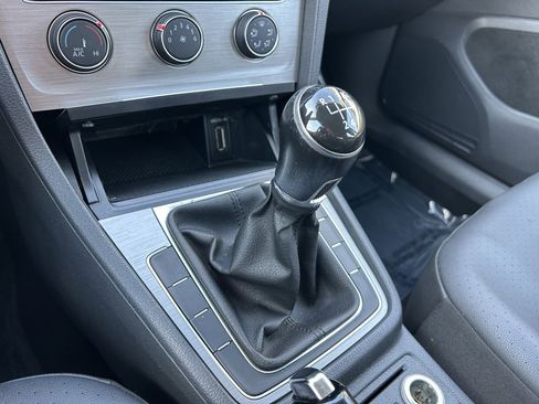 Used 2015 Volkswagen Golf S image 20