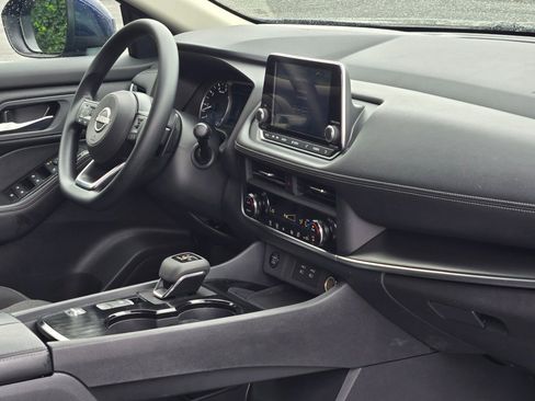 Used 2024 Nissan Rogue SV image 8