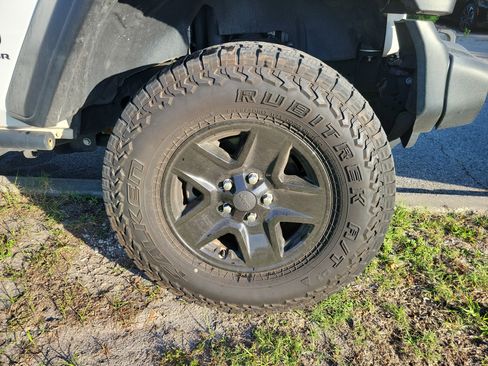 Used 2020 Jeep Gladiator Sport w/ Quick Order Package 24S image 7