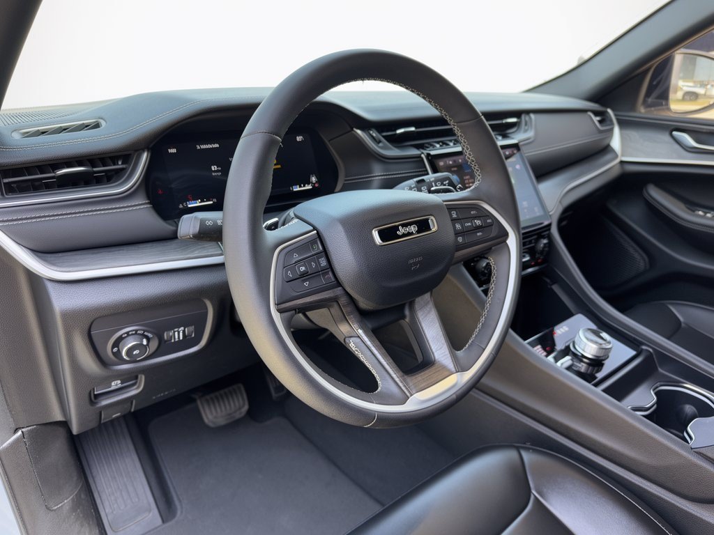 Used 2024 Jeep Grand Cherokee Limited w/ Black Appearance Package AWD/4WD image 4