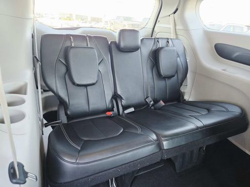 Used 2024 Chrysler Pacifica Touring-L image 15