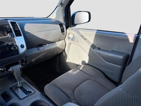 Used 2017 Nissan Frontier SV image 21