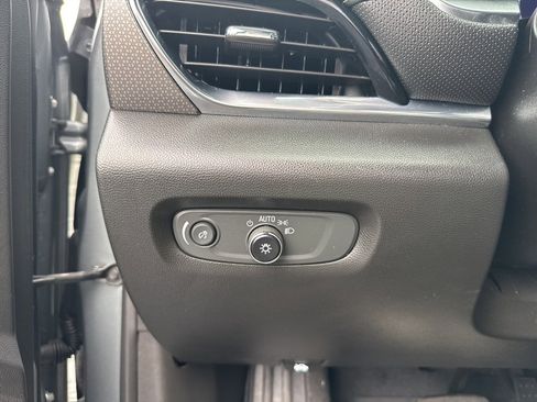 Used 2023 Chevrolet Traverse Premier image 31