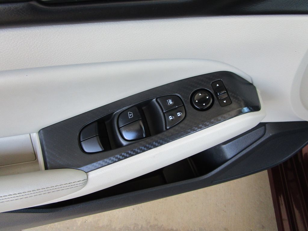 Used 2025 Nissan Altima 2.5 SV FWD image 19