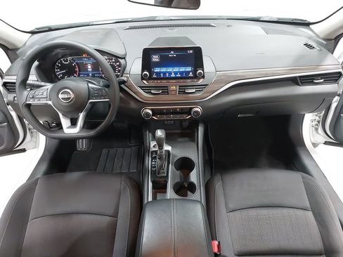 Used 2025 Nissan Altima 2.5 SV FWD image 9