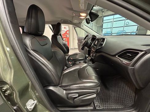 Used 2020 Jeep Cherokee Trailhawk w/ Cold Weather Group image 40