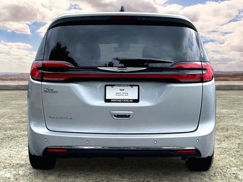 Used 2024 Chrysler Pacifica Touring-L FWD image 6