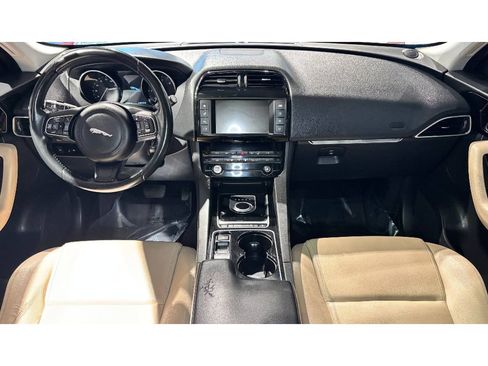 Used 2017 Jaguar F-PACE Premium image 23
