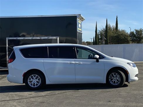 Used 2023 Chrysler Voyager LX image 4