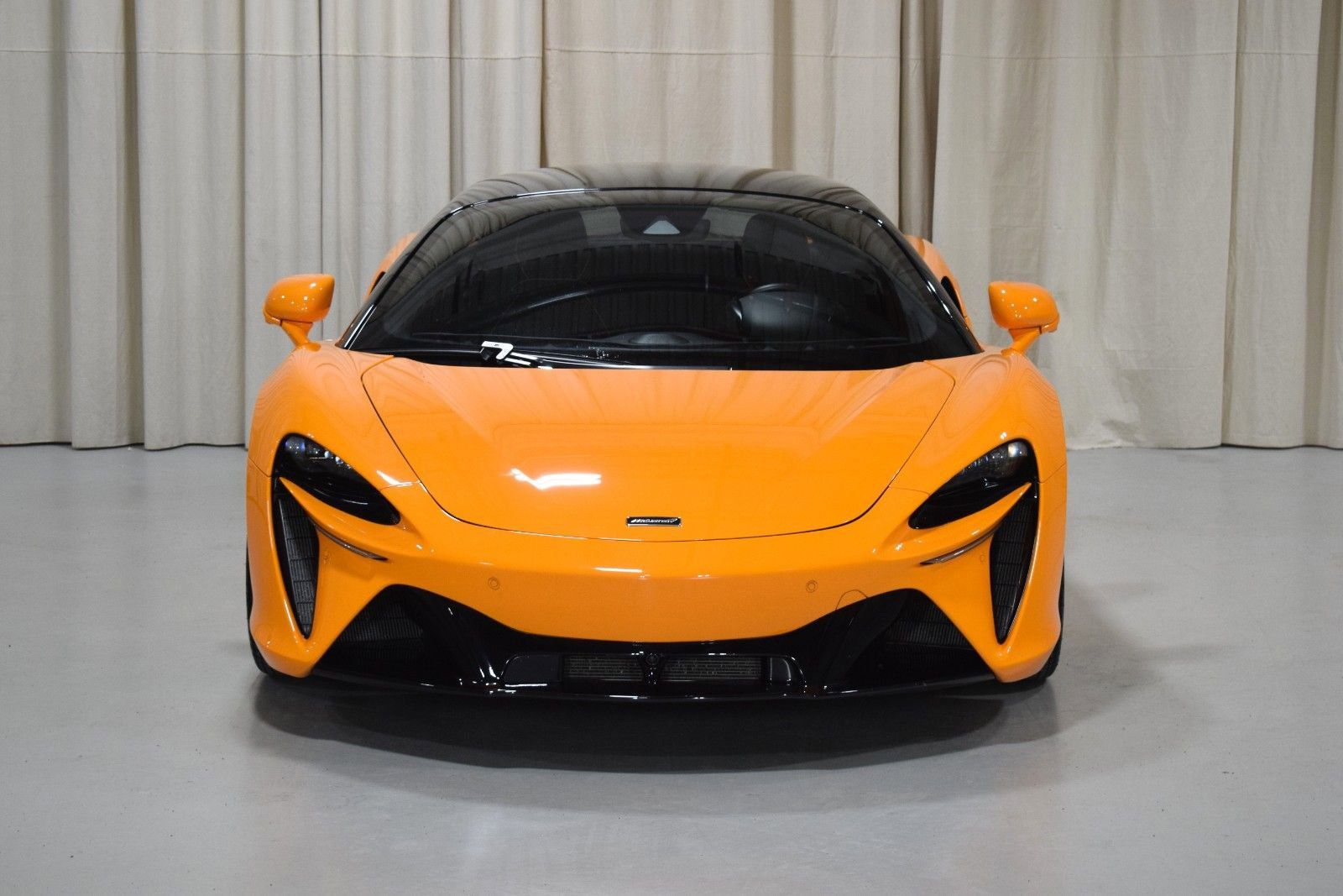 Used 2024 McLaren Artura RWD image 7