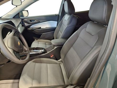 Used 2025 Chevrolet Trax LT FWD image 9