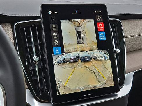 New 2026 Volvo XC90 B5 Plus w/ Protection Package Premier AWD/4WD image 16