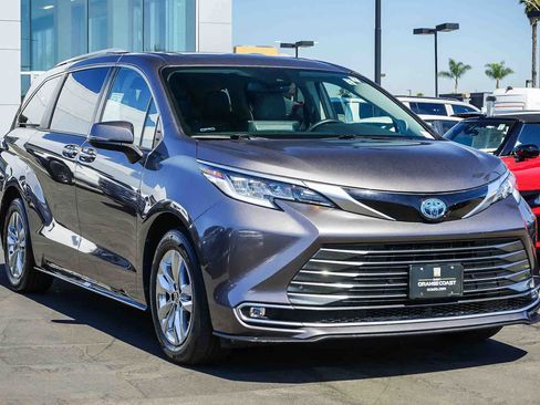 Used 2022 Toyota Sienna Limited FWD image 3