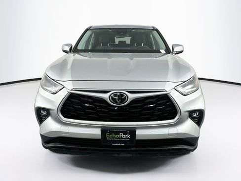 Used 2022 Toyota Highlander LE FWD image 2