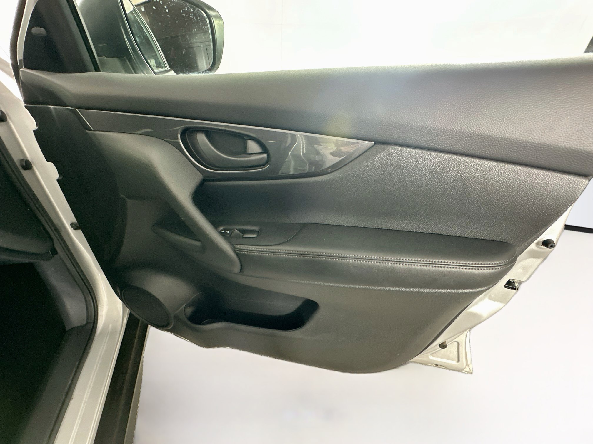 Used 2020 Nissan Rogue S FWD image 31