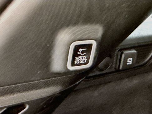 Used 2023 Jeep Grand Cherokee Overland AWD/4WD image 33