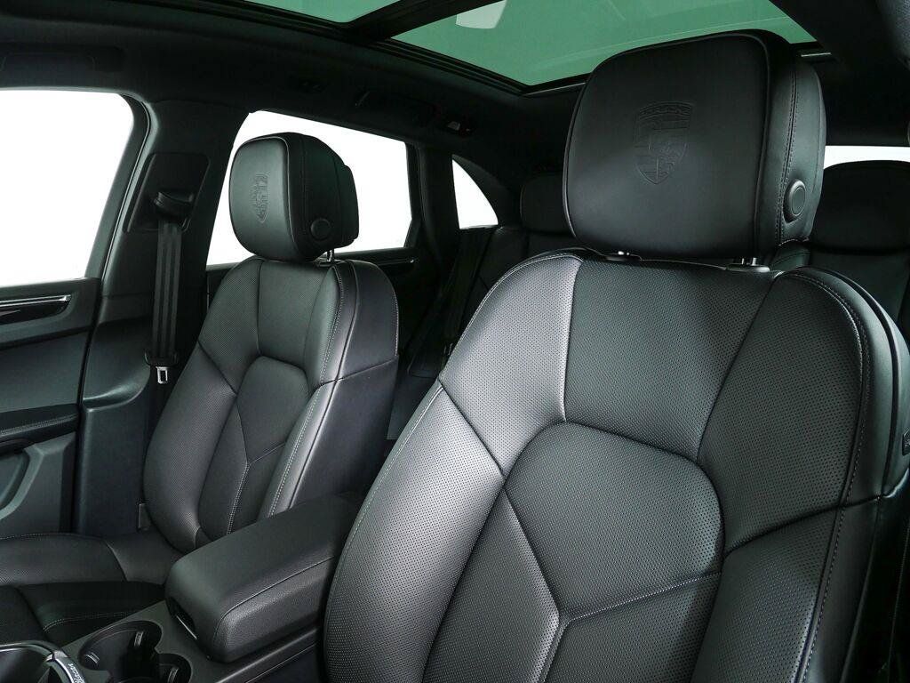 Certified 2026 Porsche Macan AWD/4WD image 5