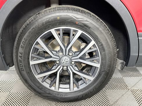 Used 2019 Volkswagen Tiguan SE AWD/4WD image 32