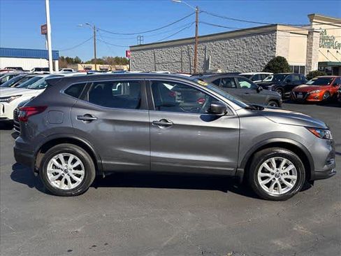 Used 2022 Nissan Rogue Sport S image 2