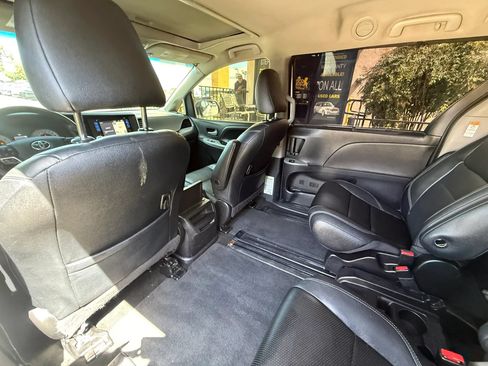 Used 2016 Toyota Sienna SE w/ SE Preferred Package FWD image 17