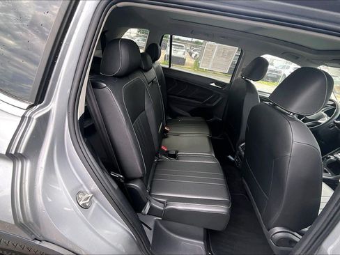 Used 2023 Volkswagen Tiguan SE w/ Panoramic Sunroof Package FWD image 24