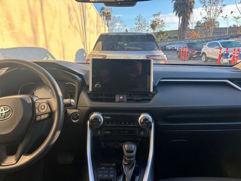 Used 2025 Toyota RAV4 XLE image 18