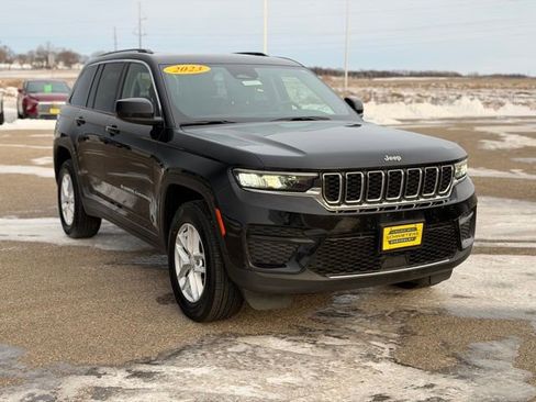 Used 2023 Jeep Grand Cherokee Laredo image 3