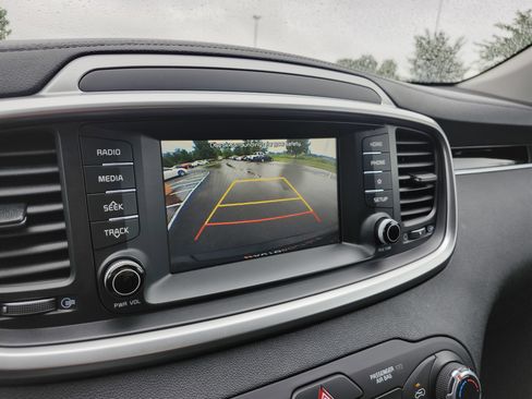 Used 2019 Kia Sorento L FWD image 2