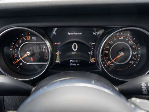 Used 2022 Jeep Wrangler Unlimited Sahara w/ LED Lighting Group AWD/4WD image 12