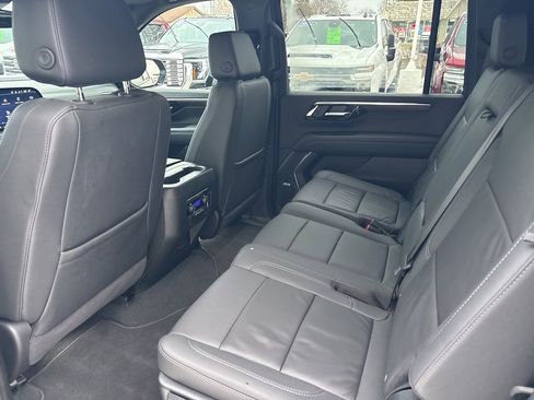 Used 2025 Chevrolet Suburban Z71 w/ Comfort Package image 14